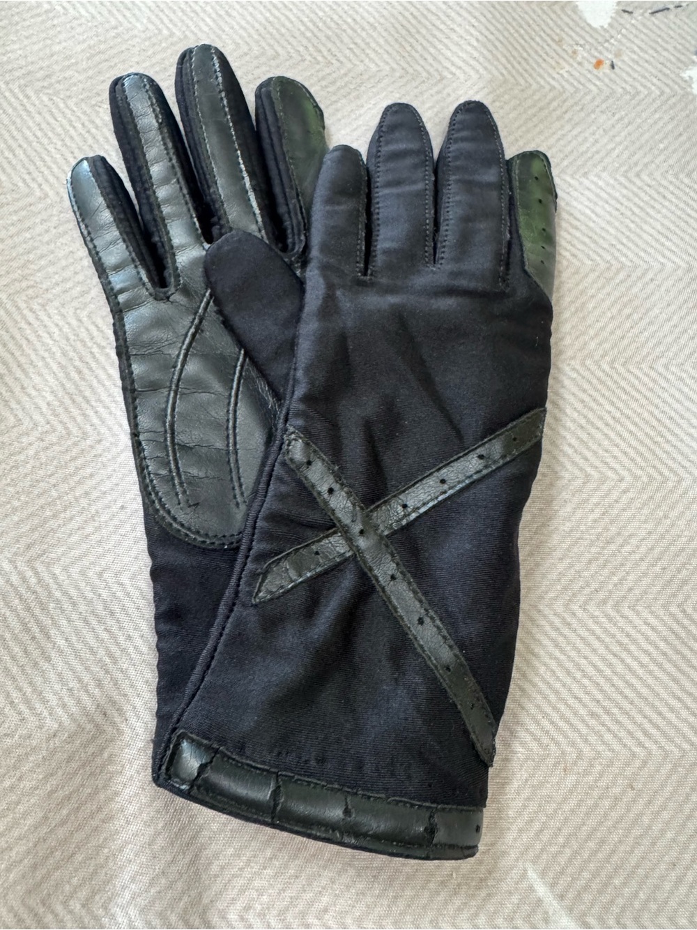 Women’s Black Leather-Trim Winter Small Gloves